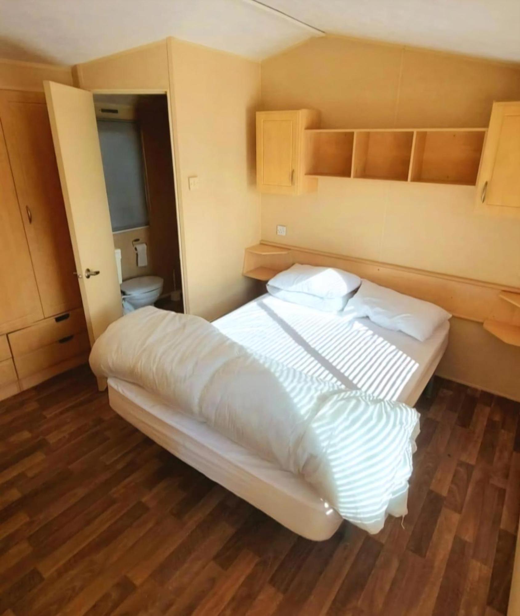 Homely 6 Berth Caravan At Steeple Bay In Essex Ref 36017D Southminster Extérieur photo